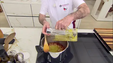 Añade el puré a la olla y mezcla suavemente Añade el puré a la olla y mezcla suavemente