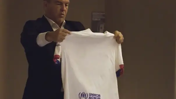 La reacci&oacute;n de Laporta al ver la camiseta blanca