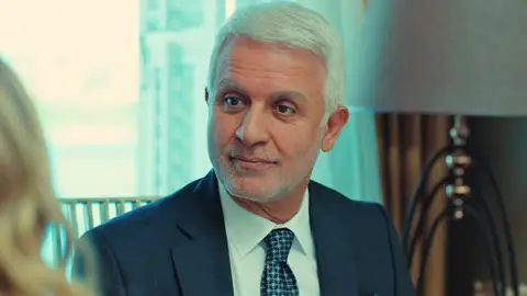 Halit, sorprendido al volver a ver a su familia reunida gracias a Yildiz… ¿Volverá con ella? Halit, sorprendido al volver a ver a su familia reunida gracias a Yildiz… ¿Volverá con ella?