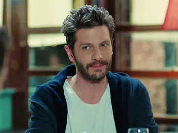 ¡Cena de cuatro! Zehra y Caner tratan de esconder su relación ante la atenta mirada de Ender ¡Cena de cuatro! Zehra y Caner tratan de esconder su relación ante la atenta mirada de Ender