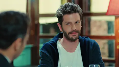 ¡Cena de cuatro! Zehra y Caner tratan de esconder su relación ante la atenta mirada de Ender ¡Cena de cuatro! Zehra y Caner tratan de esconder su relación ante la atenta mirada de Ender