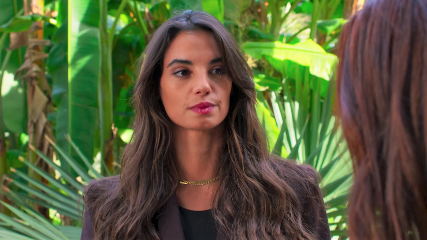 Tamara salva a Violeta de un acosador y ella le confiesa su secreto
