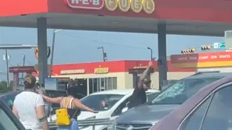 Rescatan con un parabrisas a un bebé de morir asfixiado coche en plena ola de calor en Texas Rescatan con un parabrisas a un bebé de morir asfixiado coche en plena ola de calor en Texas