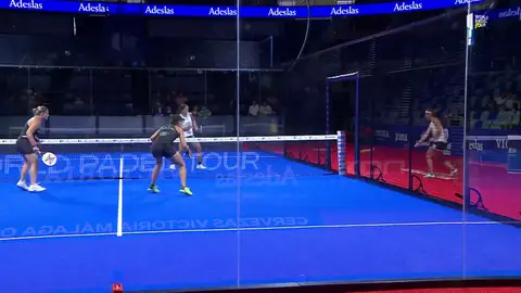 El puntazo de Carolina Navarro saliéndose de la pista. ¡El grito de la rival lo dice todo! El puntazo de Carolina Navarro saliéndose de la pista. ¡El grito de la rival lo dice todo!