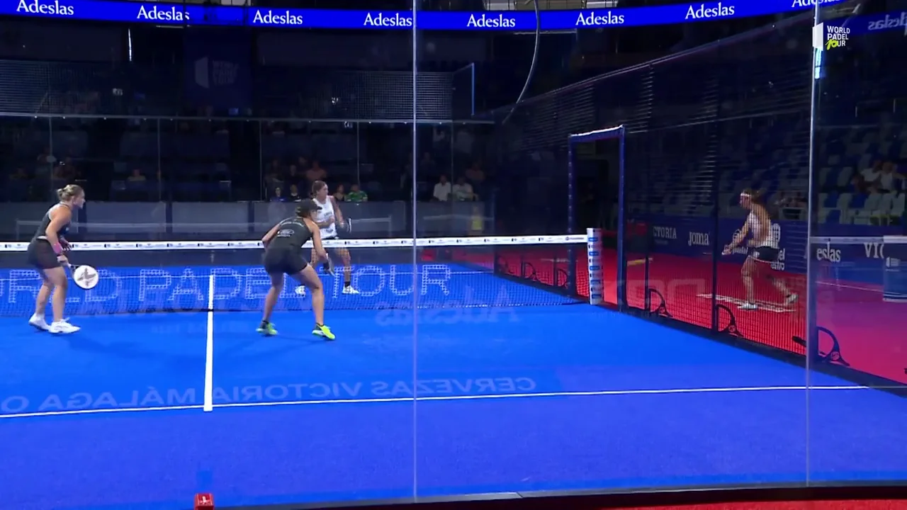 El puntazo de Carolina Navarro saliéndose de la pista. ¡El grito de la rival lo dice todo! El puntazo de Carolina Navarro saliéndose de la pista. ¡El grito de la rival lo dice todo!