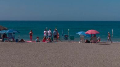 Multas de 50 euros por dejar la sombrilla en la playa sin estar presente