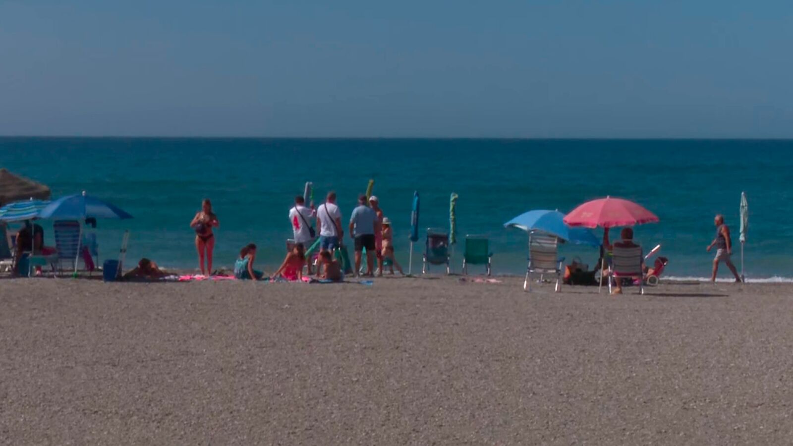 Multas de 50 euros por dejar la sombrilla en la playa sin estar presente