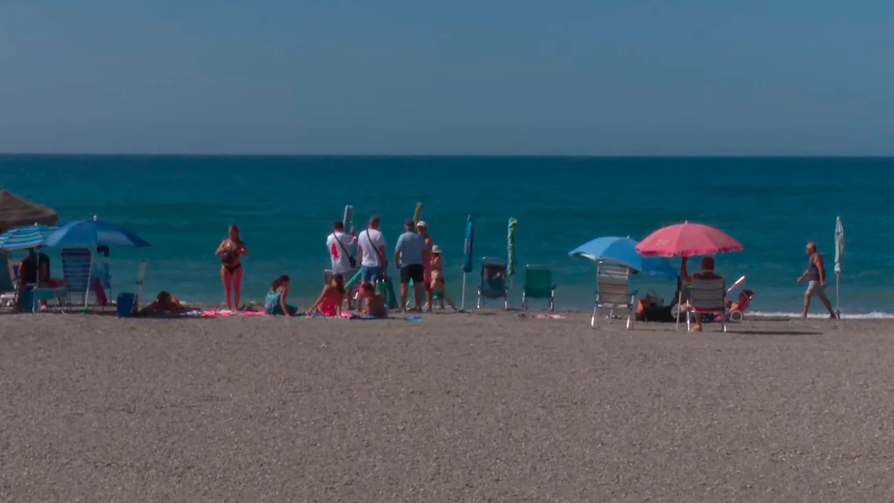 Prohibido dejar la sombrilla en la playa para coger sitio Prohibido dejar la sombrilla en la playa para coger sitio