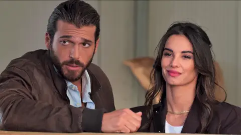 Francesco le pide a Violeta que use su sinestesia para analizar a dos hombres Francesco le pide a Violeta que use su sinestesia para analizar a dos hombres