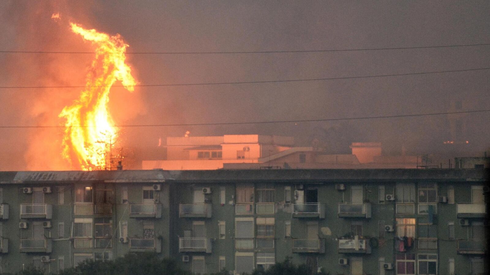 Arde el sur de Europa: hallan 5 cadáveres carbonizados en los incendios de Sicilia