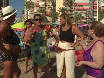 Guerra por plantar la sombrilla en la playa de Benidorm: "No quiere madrugar y ponerse en primera fila"