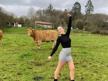 Lucía Casal frente a una de sus vacas Lucía Casal frente a una de sus vacas