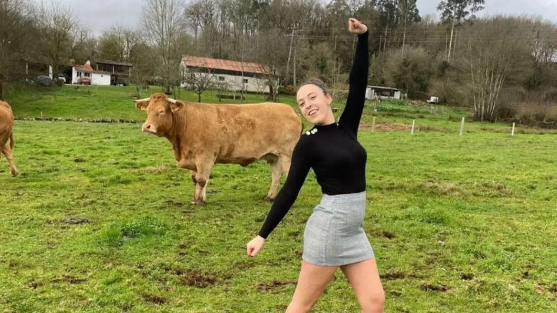 Lucía Casal frente a una de sus vacas