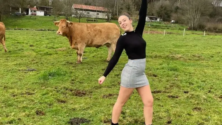 Luc&iacute;a Casal frente a una de sus vacas