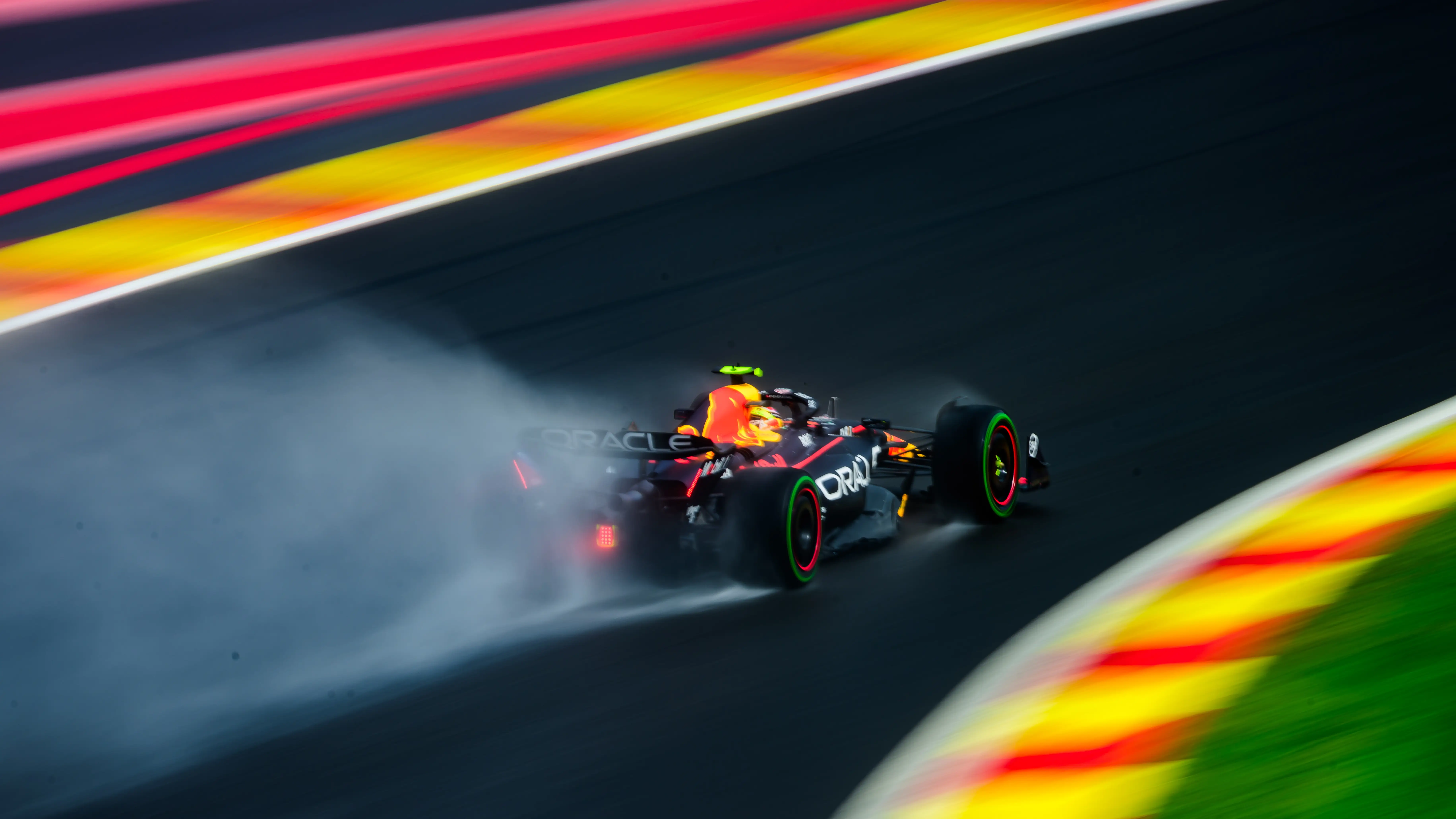 Checo P&eacute;rez, piloto de Red Bull, durante la clasificaci&oacute;n de este viernes en el GP de B&eacute;lgica