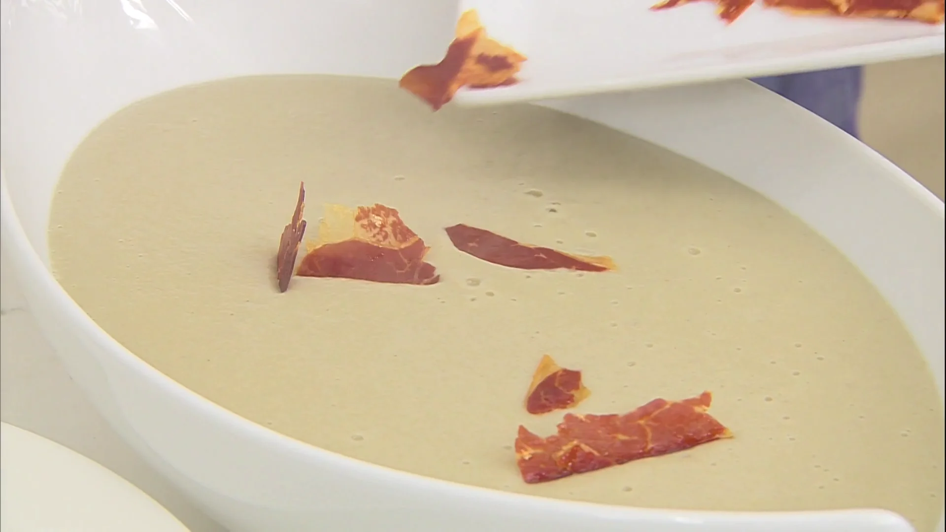 Receta de crema de champi&ntilde;ones con virutas de jam&oacute;n, de Karlos Argui&ntilde;ano