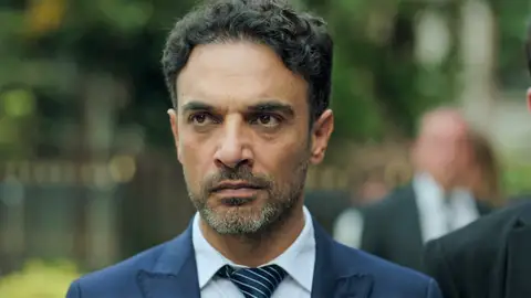 Ilgaz, Eren y Pars recuperan su trabajo y declaran a Burak culpable de los asesinatos Ilgaz, Eren y Pars recuperan su trabajo y declaran a Burak culpable de los asesinatos