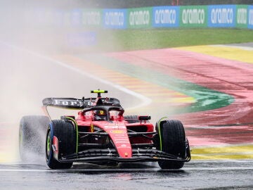 Carlos Sainz pilota el Ferrari en el circuito de Spa-Francorchamps