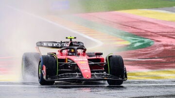 Carlos Sainz pilota el Ferrari en el circuito de Spa-Francorchamps