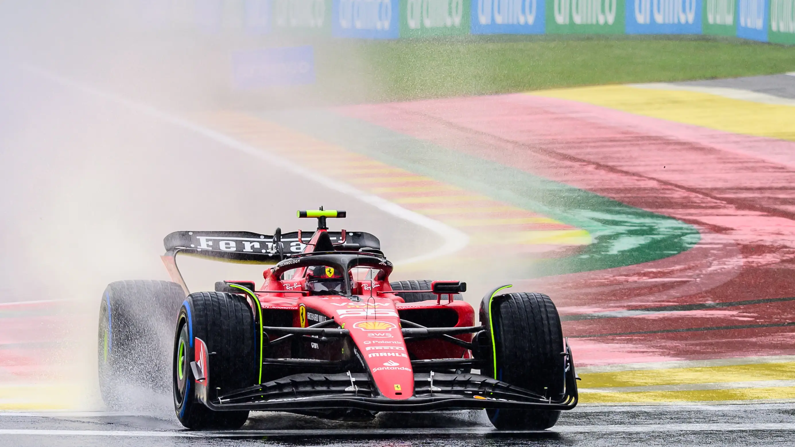 Carlos Sainz pilota el Ferrari en el circuito de Spa-Francorchamps