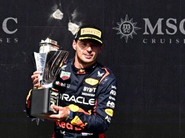 Red Bull vuelve a destrozar de nuevo su trofeo en la celebración del GP de Bélgica