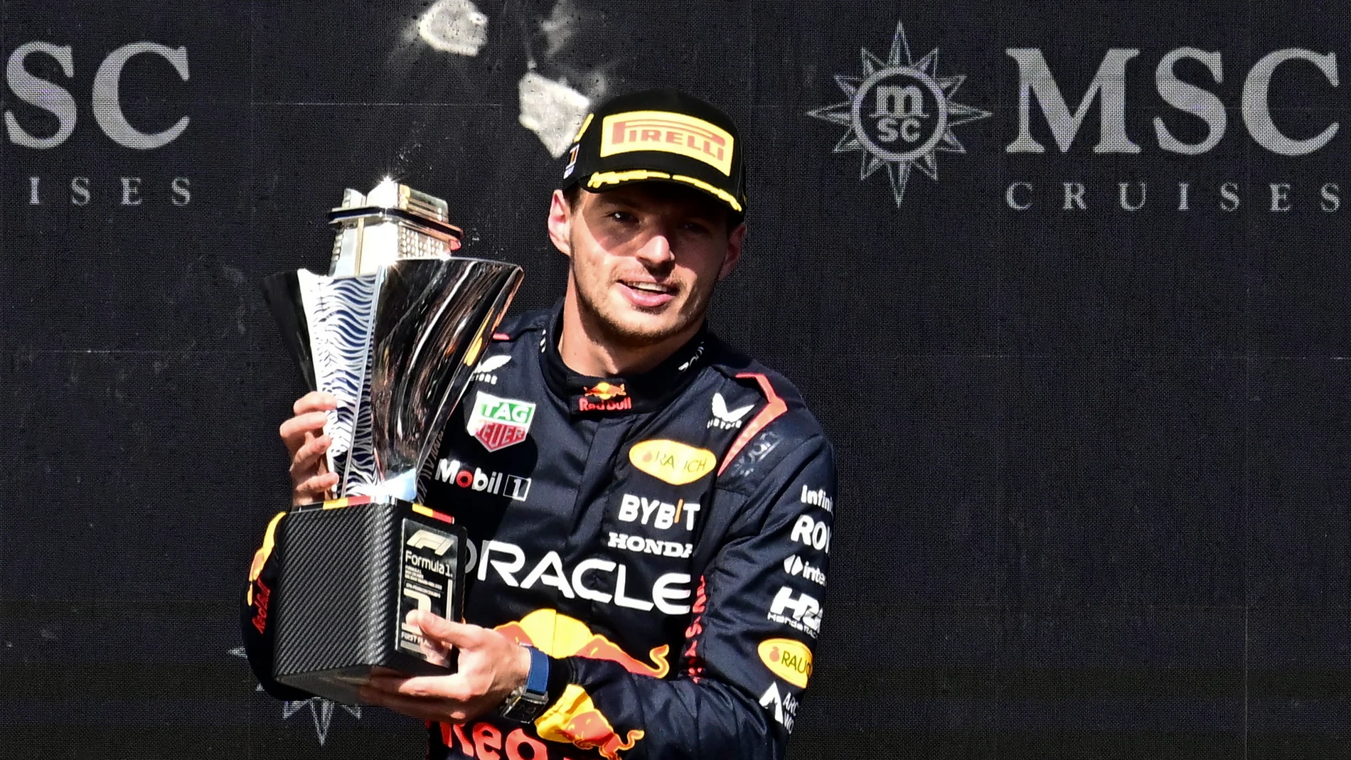 Red Bull vuelve a destrozar de nuevo su trofeo en la celebración del GP de Bélgica