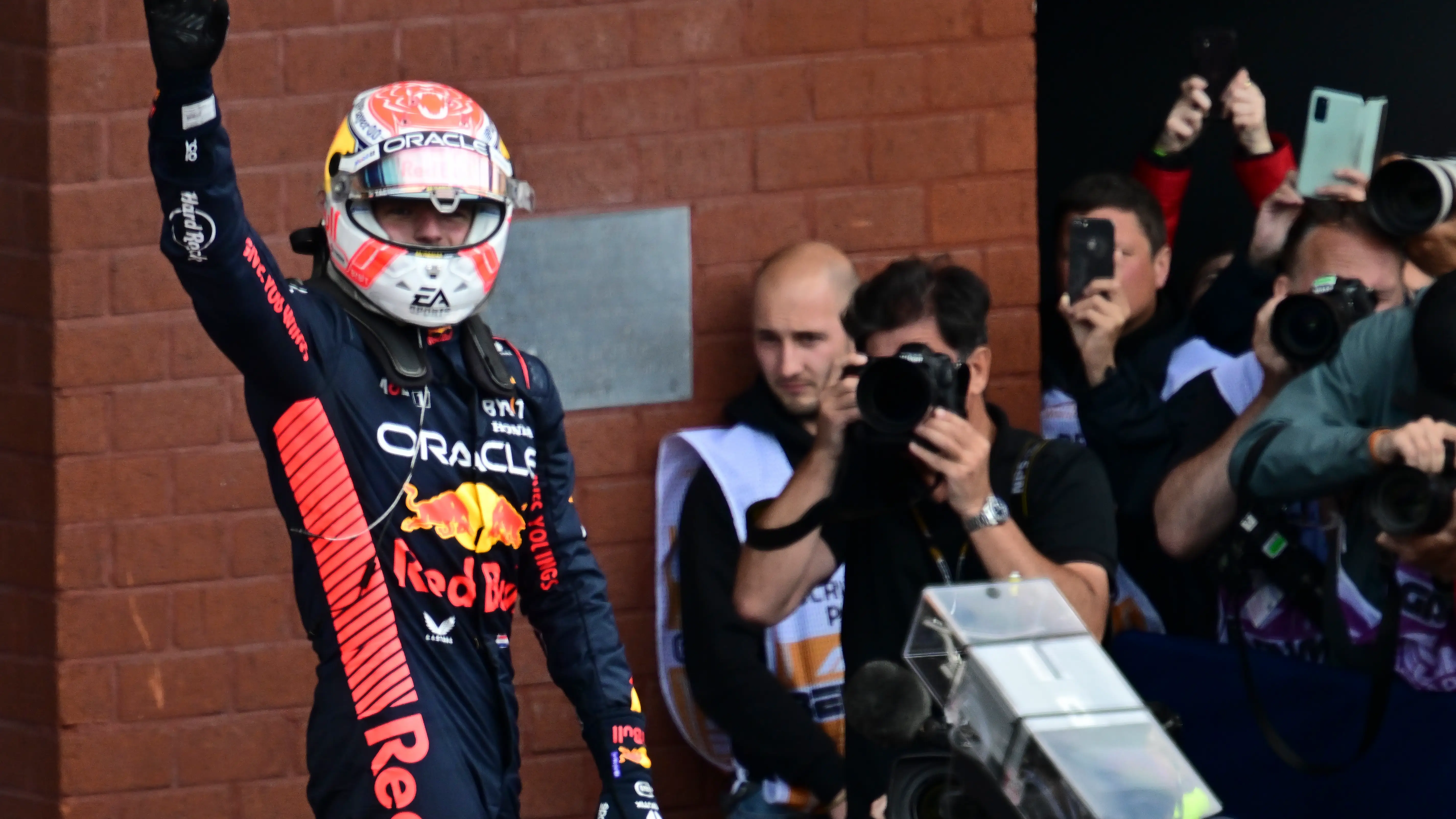 Max Verstappen domina en B&eacute;lgica, Alonso acaba quinto y Sainz abandona tras un toque con Piastri