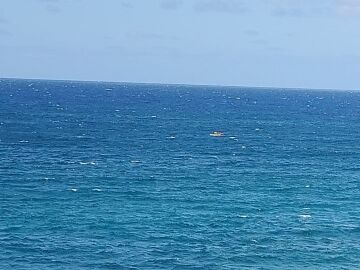 Imagen del kayak en la costa