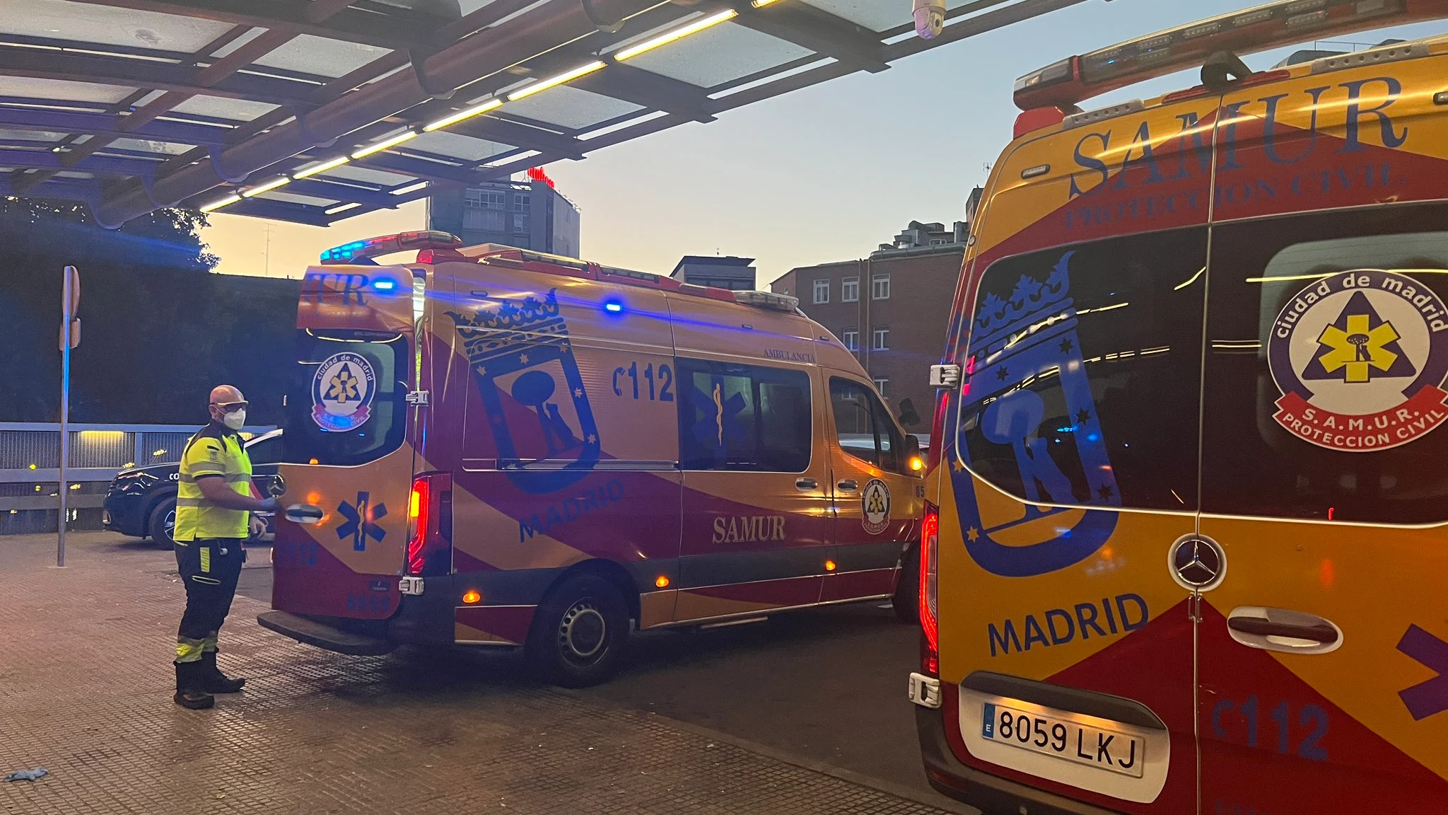 Imagen de dos ambulancias en el lugar de los hechos Imagen de dos ambulancias en el lugar de los hechos