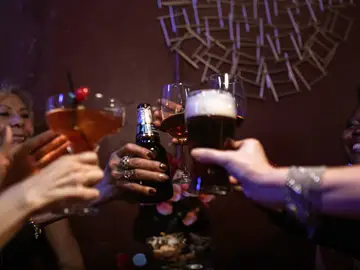 Personas sosteniendo bebidas alcohólicas Personas sosteniendo bebidas alcohólicas