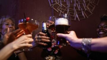 Personas sosteniendo bebidas alcohólicas