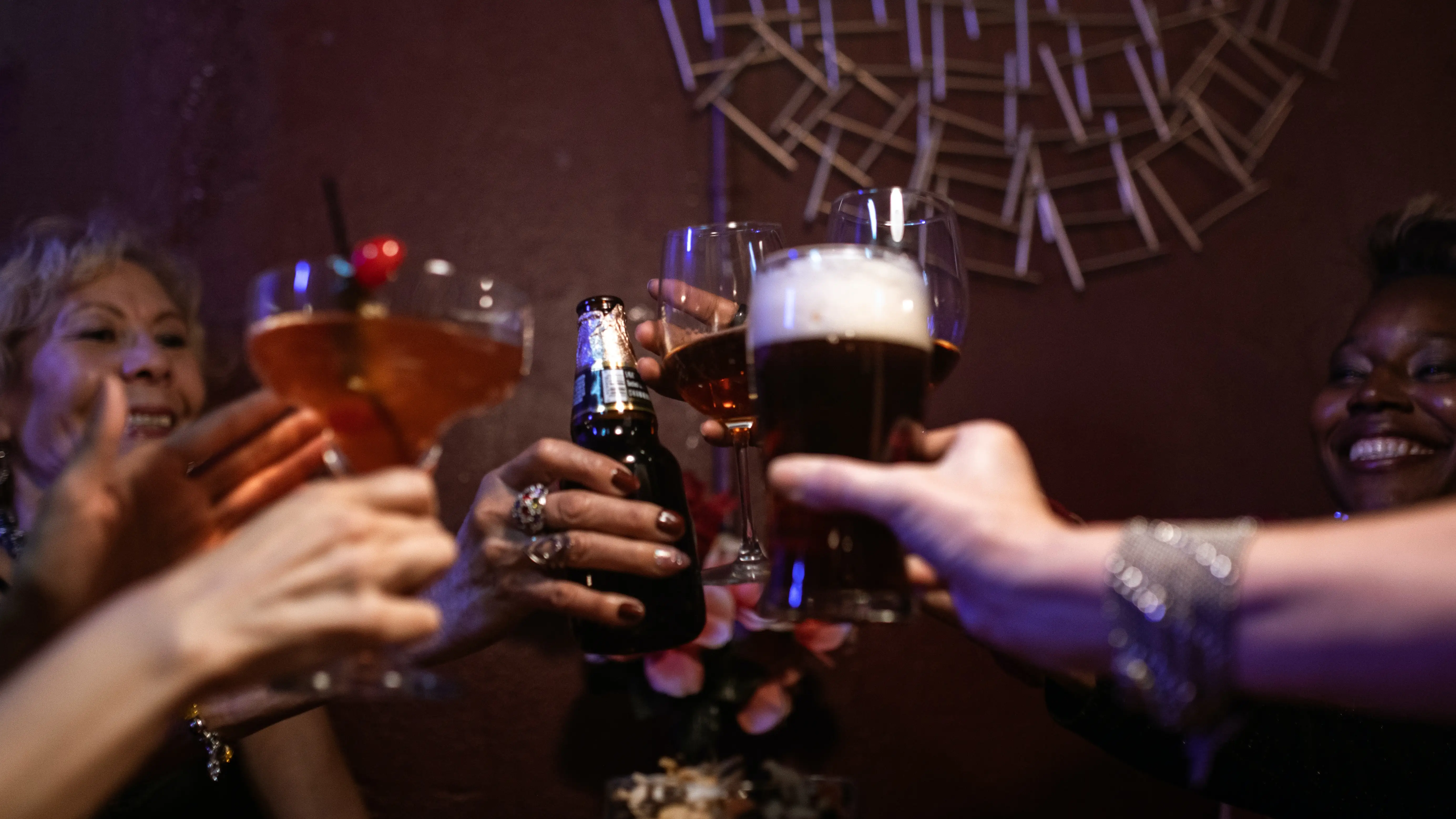 Personas sosteniendo bebidas alcohólicas Personas sosteniendo bebidas alcohólicas