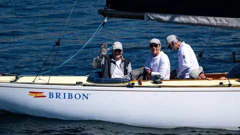 El rey Juan Carlos I y la infanta Elena navegan a bordo del 'Bribón' y el 'Titia' El rey Juan Carlos I y la infanta Elena navegan a bordo del 'Bribón' y el 'Titia'