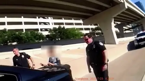 La Policía estadounidense apunta con una pistola a una familia por error La Policía estadounidense apunta con una pistola a una familia por error