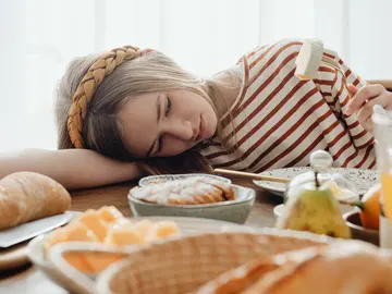 Imagen de archivo de una chica comiendo Imagen de archivo de una chica comiendo