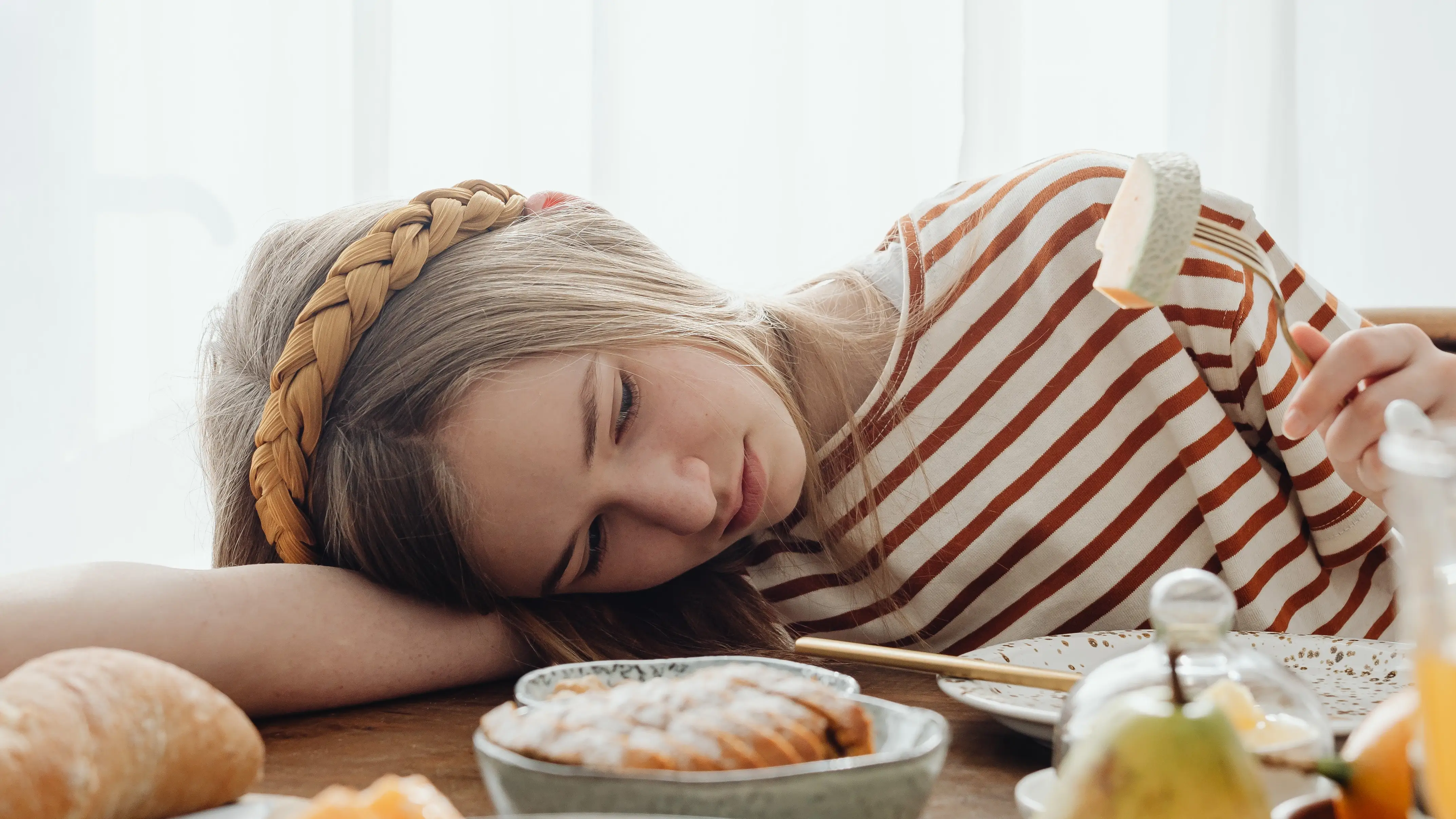 Imagen de archivo de una chica comiendo Imagen de archivo de una chica comiendo
