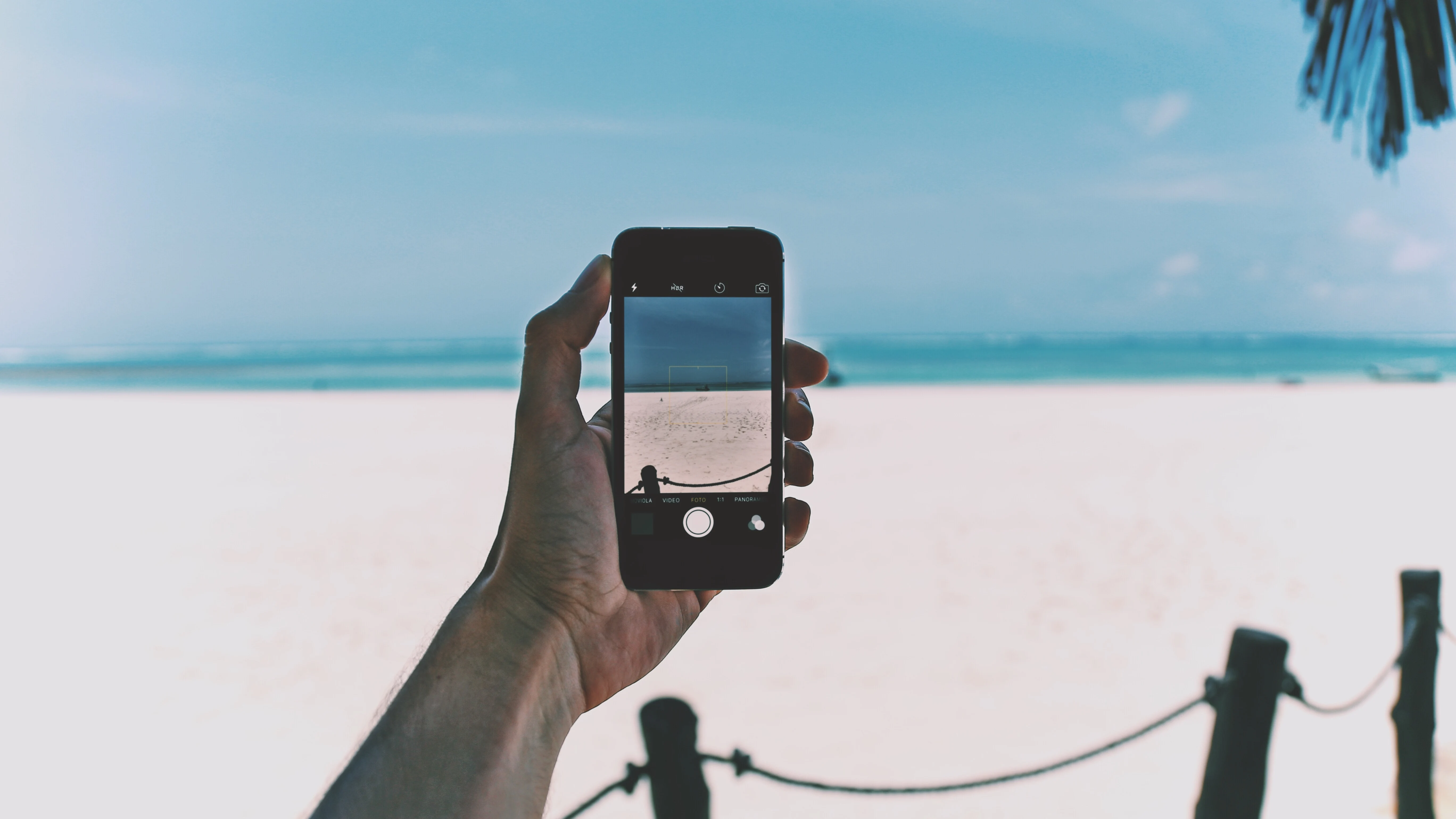 Persona grabando una playa con el teléfono móvil Persona grabando una playa con el teléfono móvil