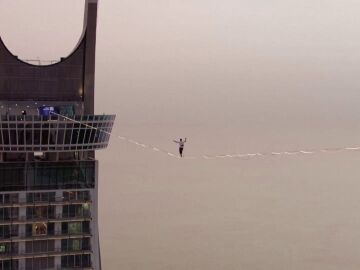 El estonio Jaan Roose cruzando las Katara Towers, en Doha