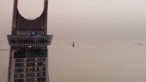 El estonio Jaan Roose cruzando las Katara Towers, en Doha El estonio Jaan Roose cruzando las Katara Towers, en Doha