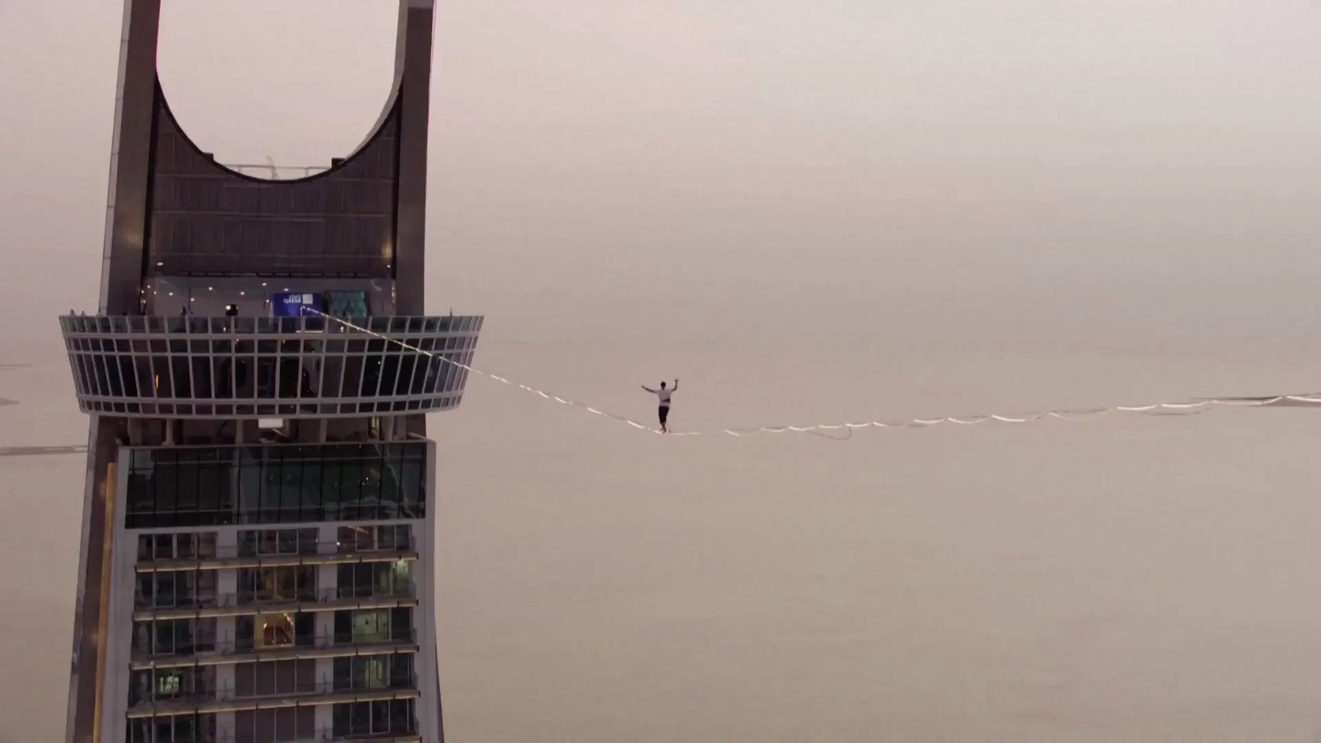 El estonio Jaan Roose cruzando las Katara Towers, en Doha El estonio Jaan Roose cruzando las Katara Towers, en Doha