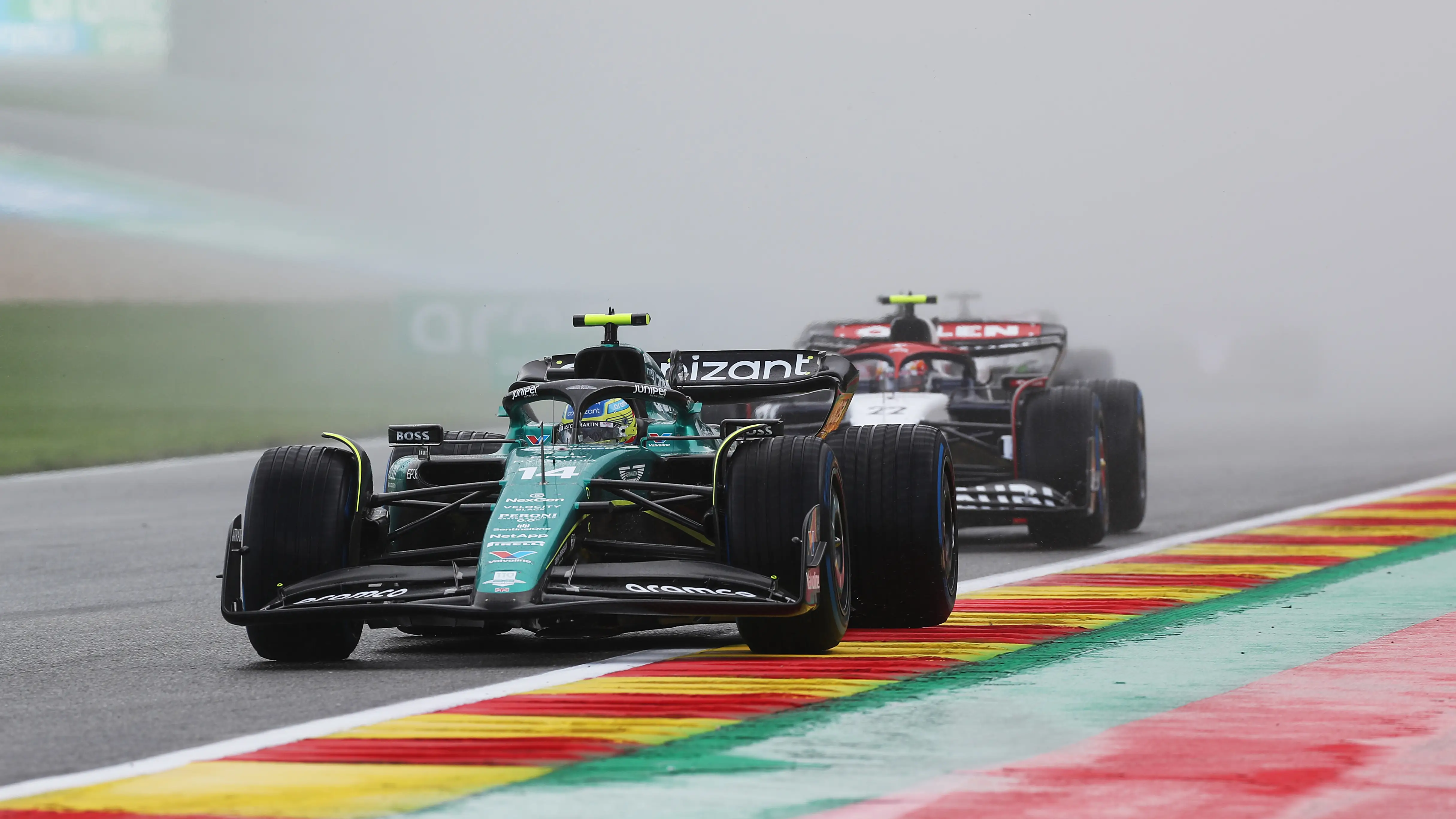 Fernando Alonso, con su Aston Martin en Spa