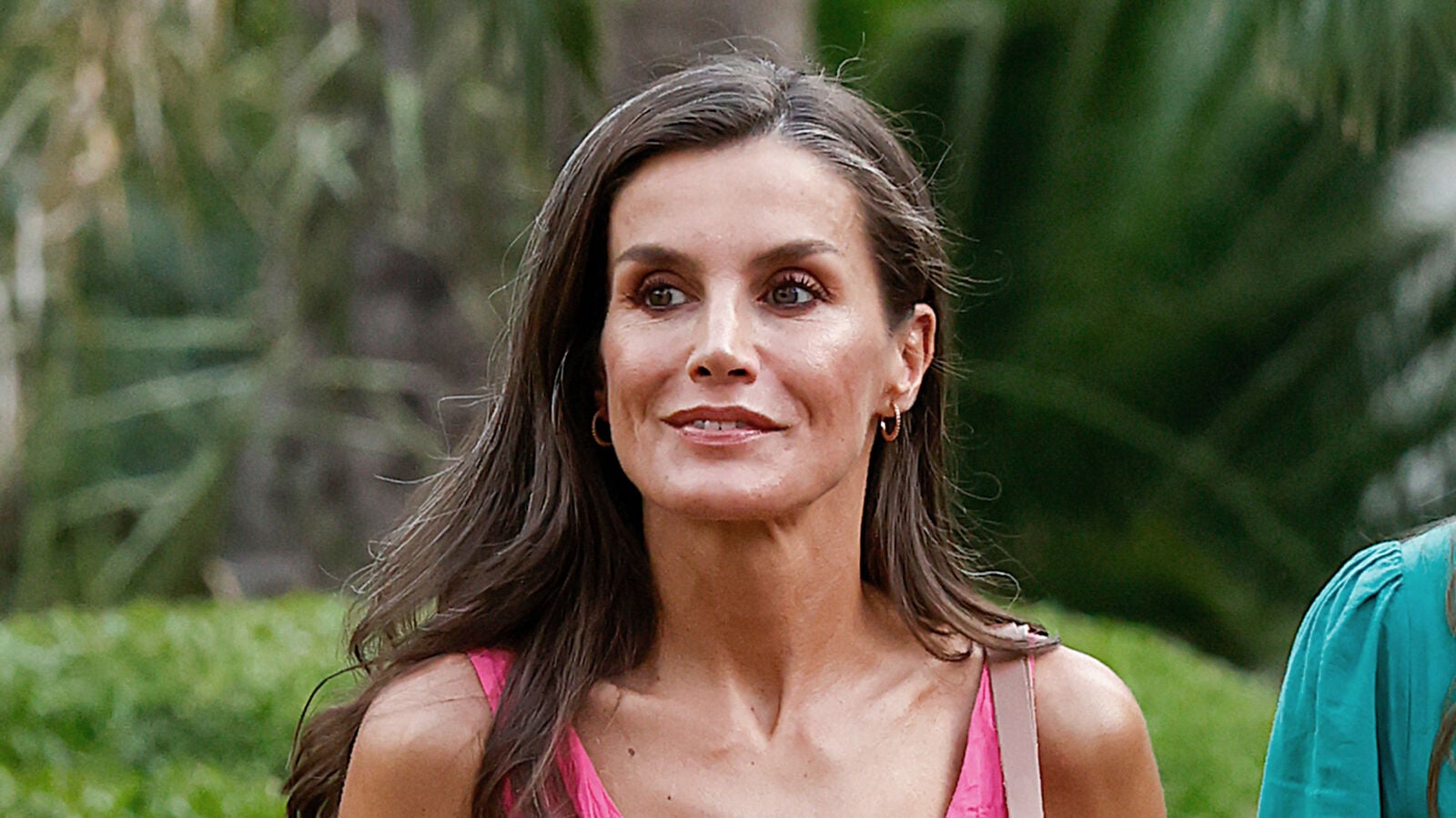 El vestido 'Barbie' de la reina Letizia: Todos los detalles del look rosa con el que ha arrasado en su posado familiar en Mallorca