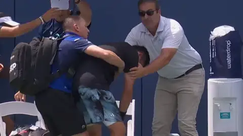 Yibing Wu se desploma en pleno partido Yibing Wu se desploma en pleno partido