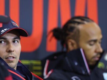 Lewis Hamilton y Checo Pérez, en la rueda de prensa de la FIA en Spa