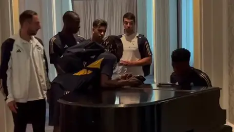 Tchouaméni tocando el piano Tchouaméni tocando el piano