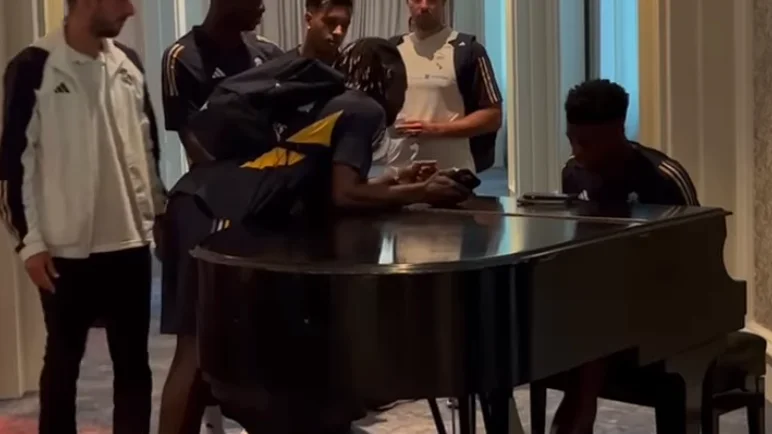 Tchouam&eacute;ni tocando el piano