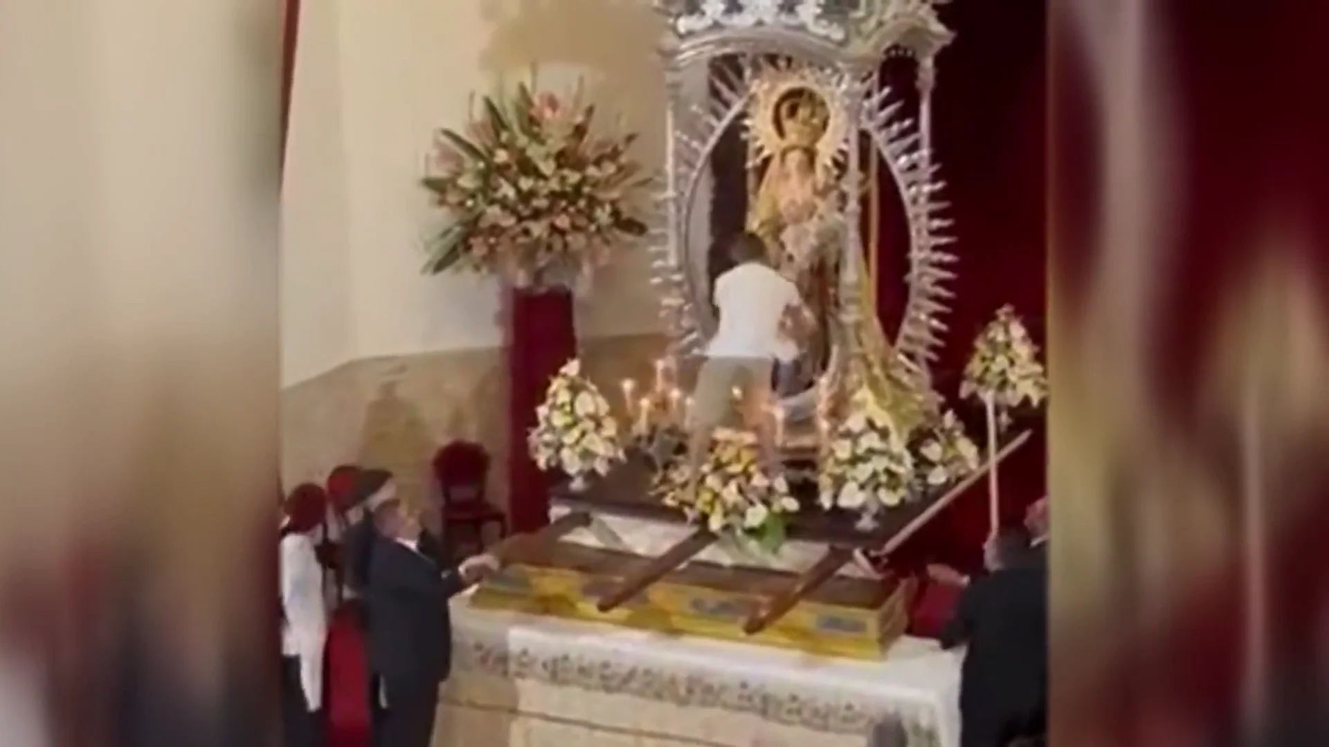 Un hombre deja a un niño junto a la Virgen Un hombre deja a un niño junto a la Virgen