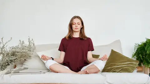 Mujer meditando Mujer meditando