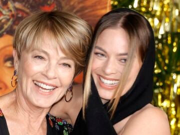 Margot Robbie y su madre Sarie Kessler en la premiere de 'Babylon' en Los Angeles