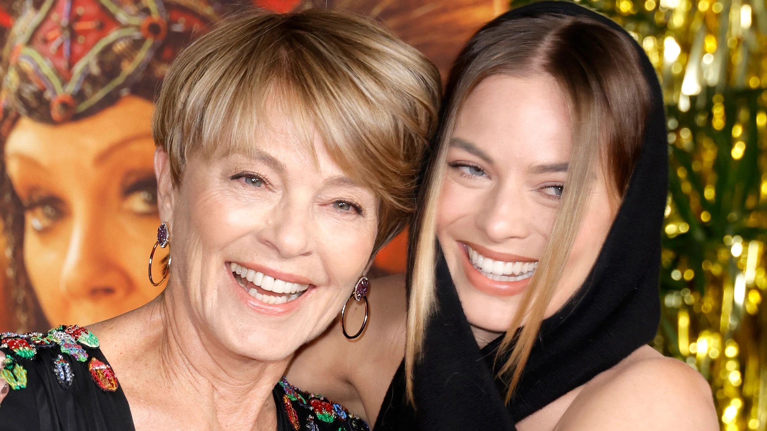 Margot Robbie y su madre Sarie Kessler en la premiere de 'Babylon' en Los Angeles